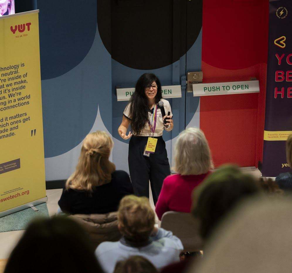 Ángela Dini durante su charla