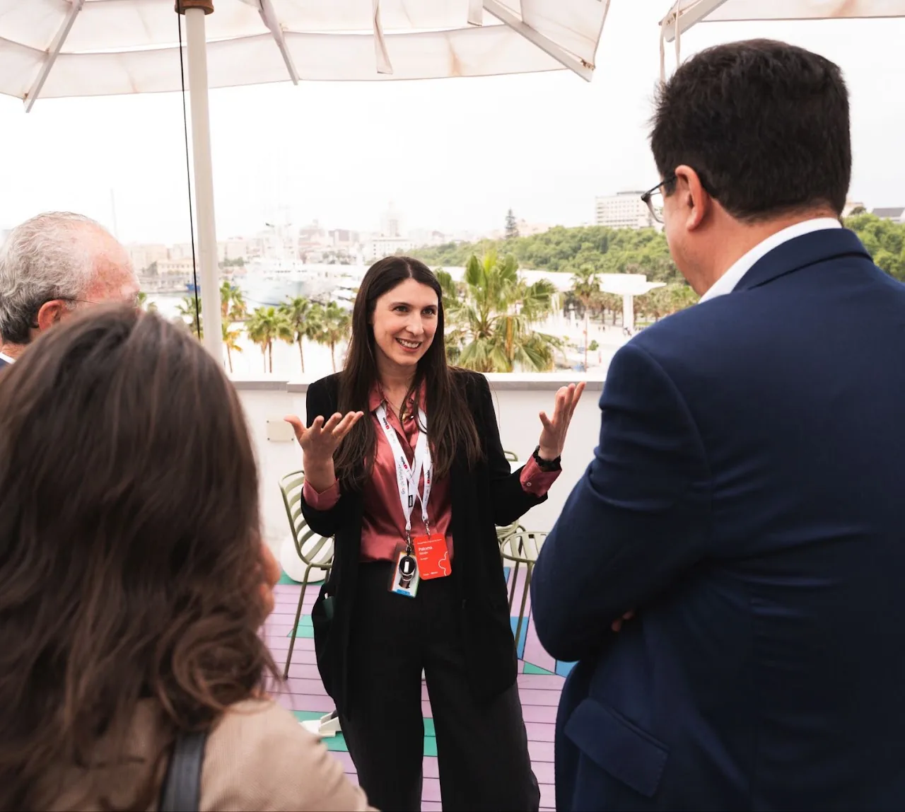 Conversaciones en la terraza del GSEC con vistas al puerto de Málaga