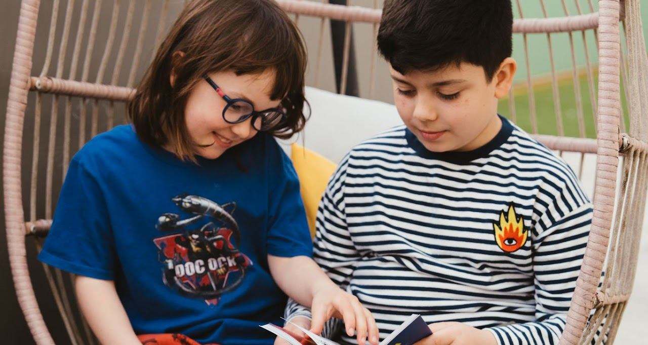 Niños leyendo el manual