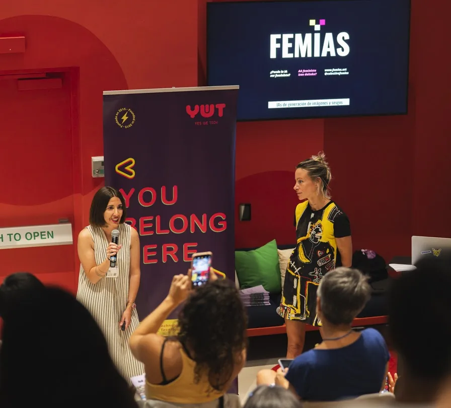 Las integrantes de la colectiva FEMIAS durante su charla-taller en Yes We Tech