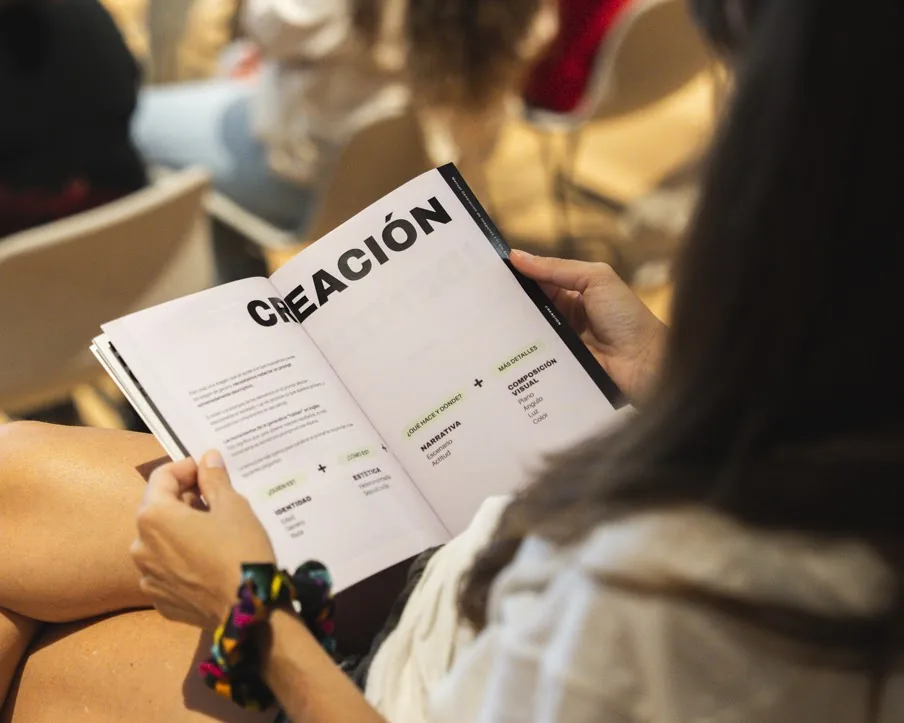 Ejemplares del manual editado por Yes We Tech junto a la colectiva FEMIAS