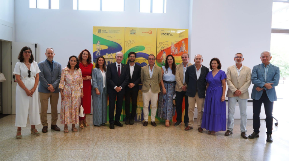 Representantes de las entidades premiadas junto al Ayuntamiento de Málaga