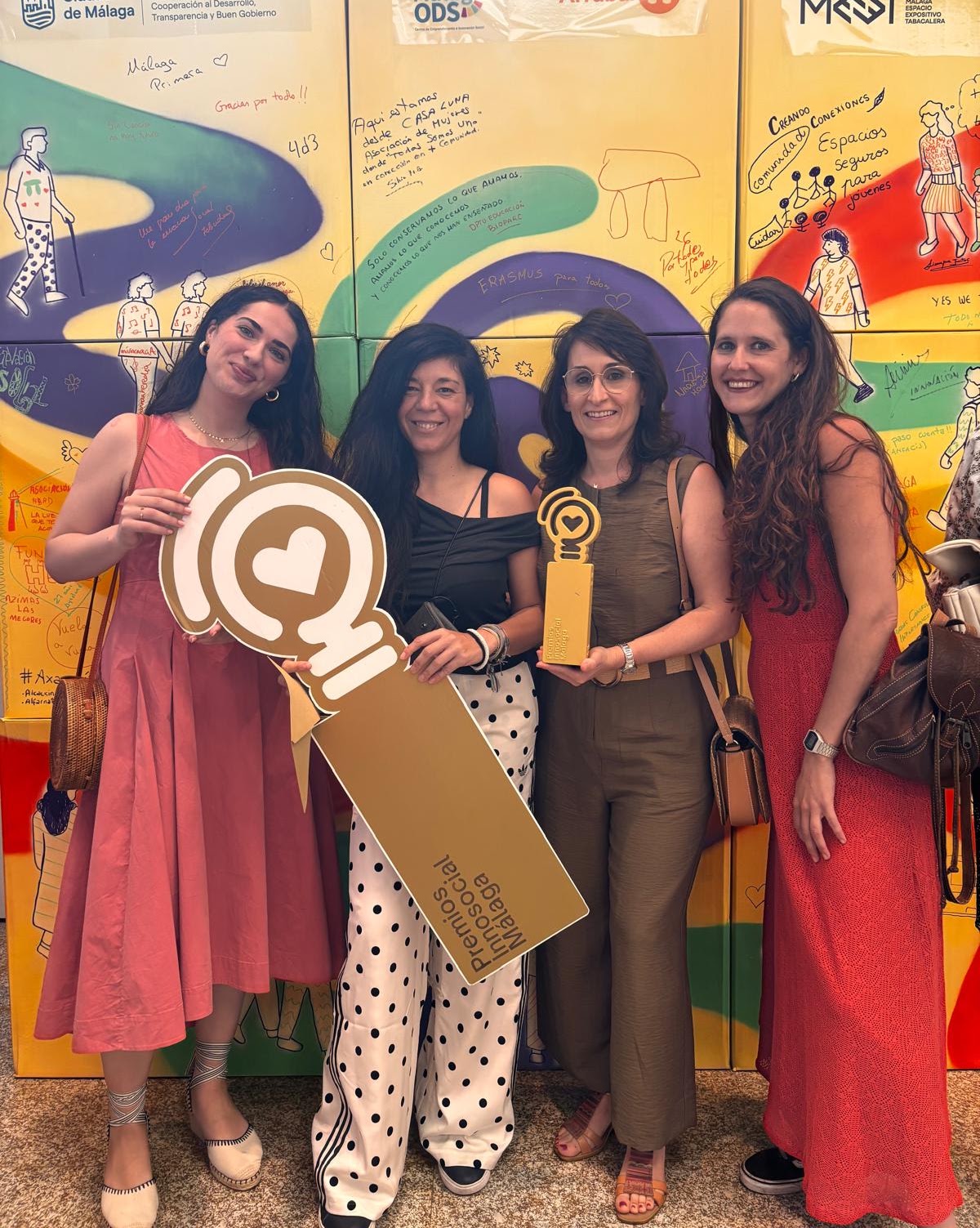 El equipo de Yes We Tech con el galardón y el cartel de los Premios Innosocial