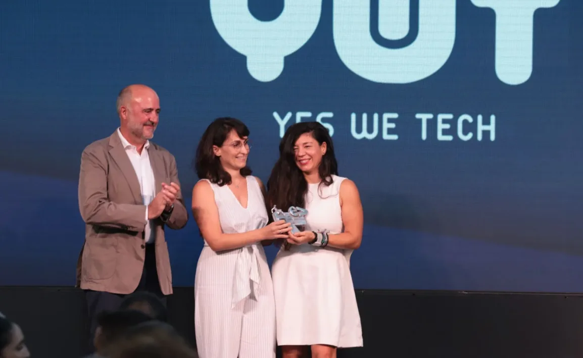 Laura Pérez Osorio y Ángela Dini recogen el X Premio Evolución sobre el escenario