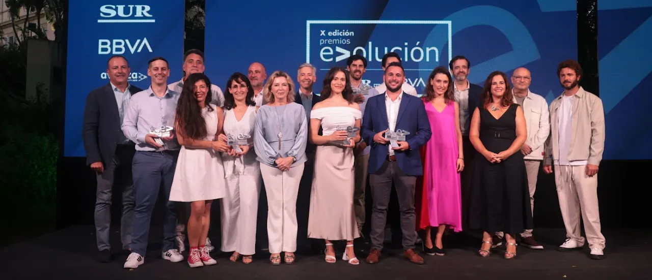 Foto de familia de todos los galardonados en la X edición de los Premios Evolución