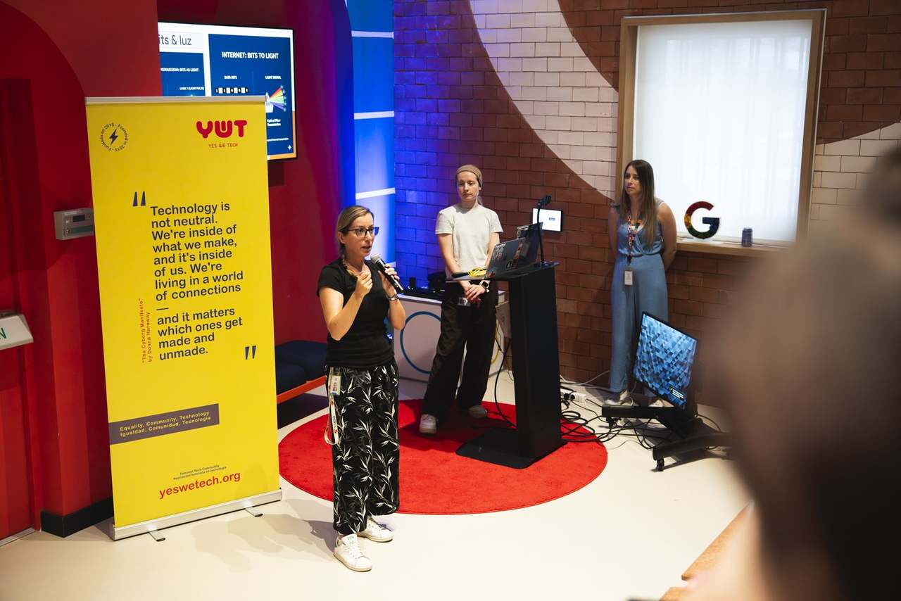 Ana Vasco explicando la infraestructura física de internet
