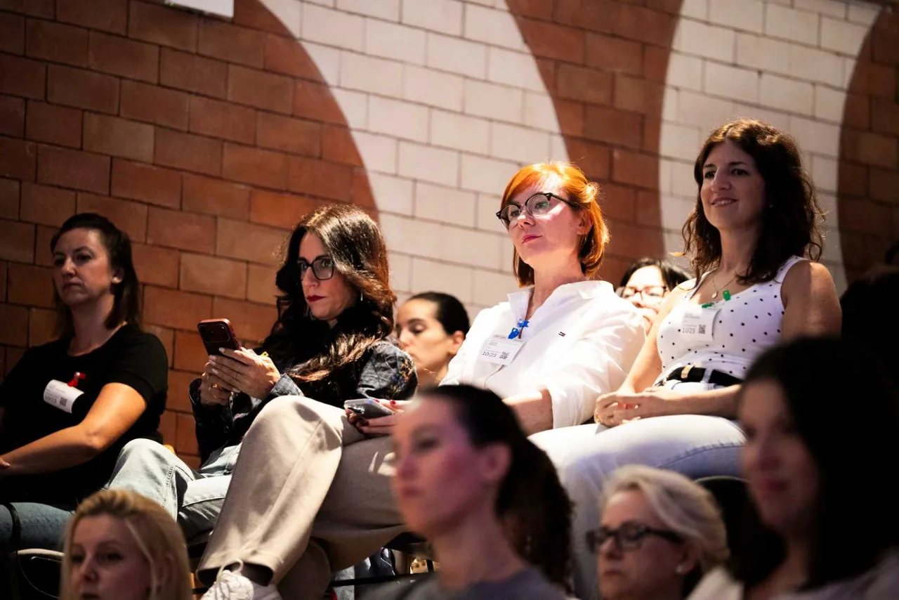Foto 30 del evento Charla YWT - Las mujeres ya no lloran, las mujeres facturan