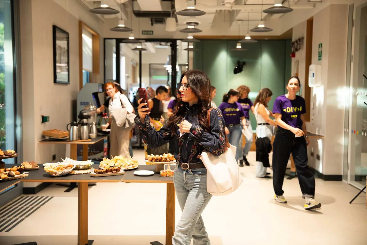Foto 50 del evento Charla YWT - Las mujeres ya no lloran, las mujeres facturan