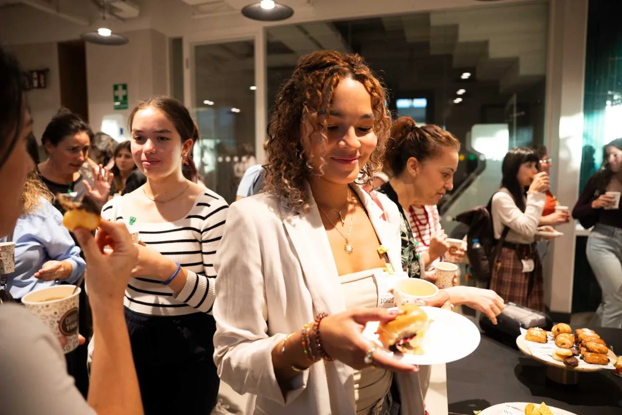 Foto 63 del evento Charla YWT - Las mujeres ya no lloran, las mujeres facturan