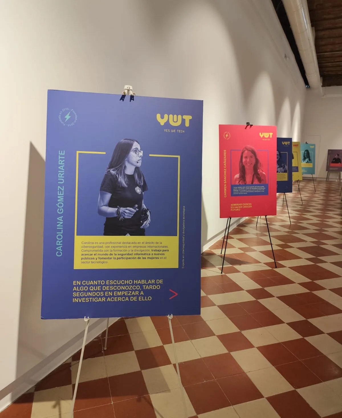 Los carteles de la exposición montados en la sala