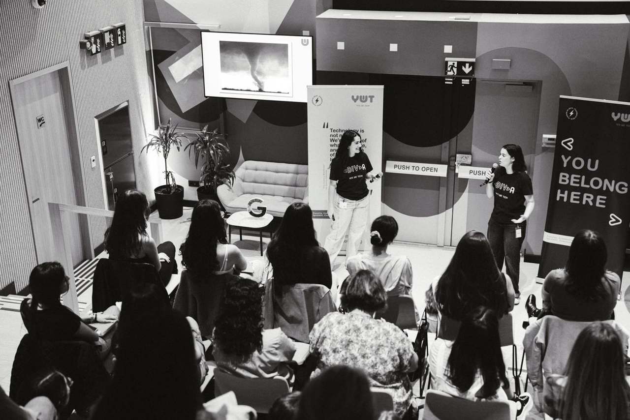 Participantes trabajando en equipo durante el Hackathon Feminista