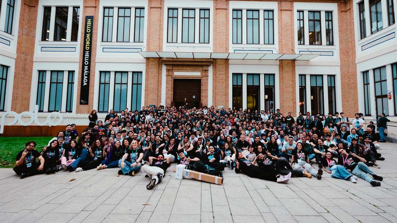 Participantes de la MálagaJam frente al Polo Digital de Málaga