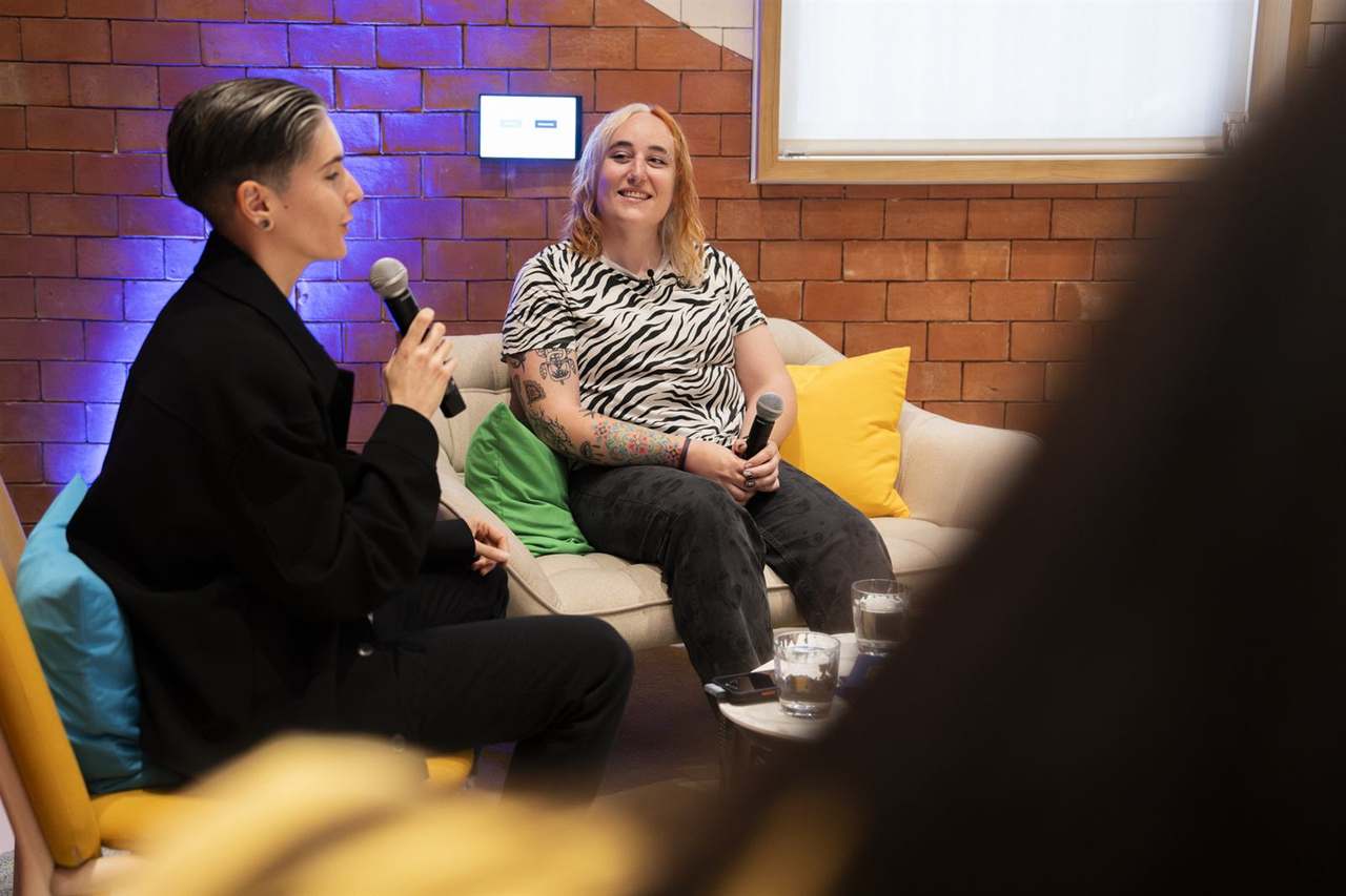 Bake Gómez y Lucía Pardo grabando el podcast