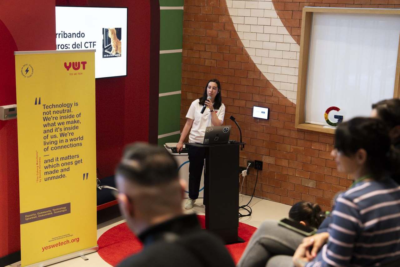 Beatriz Fresno explicando las fases de una auditoría de seguridad