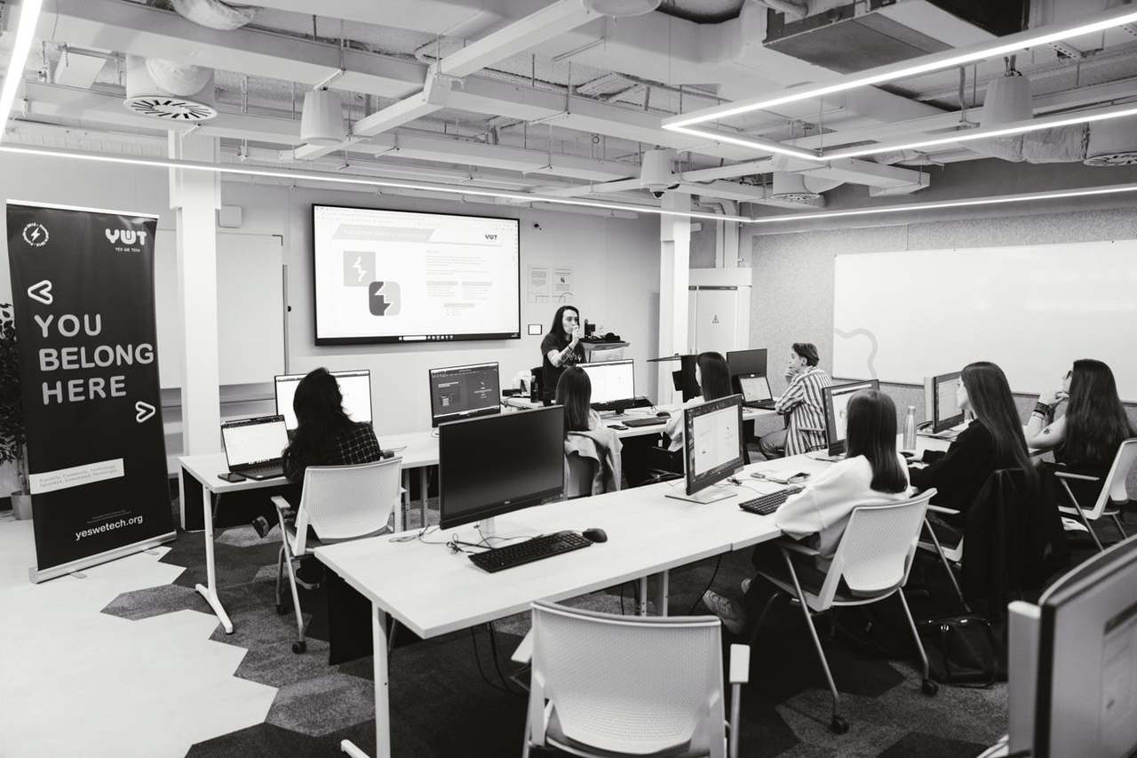Raquel Gálvez explicando Burp Suite durante el taller