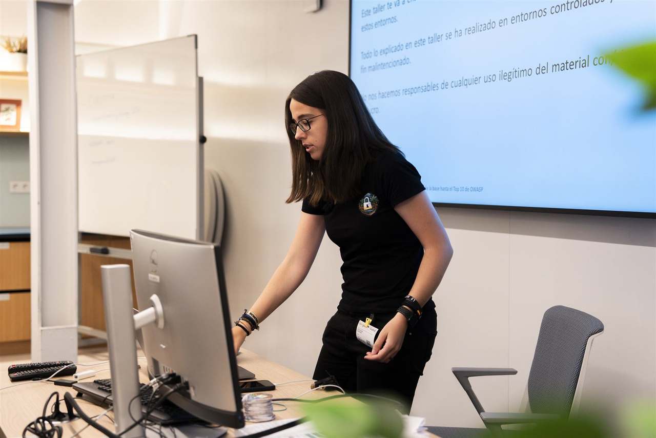 Foto 18 del evento Taller: Hacking APIs, con Carol Gómez