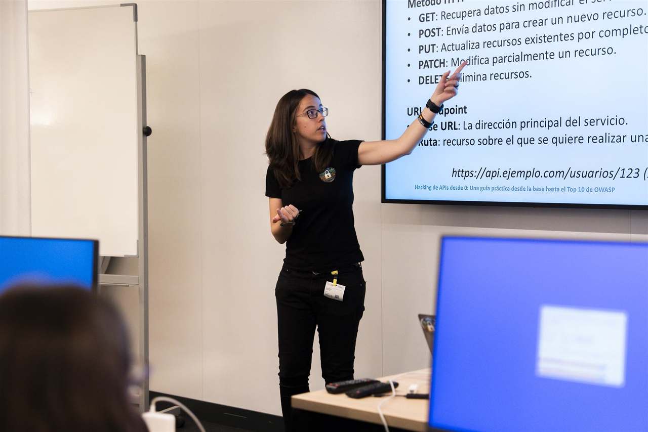 Foto 23 del evento Taller: Hacking APIs, con Carol Gómez