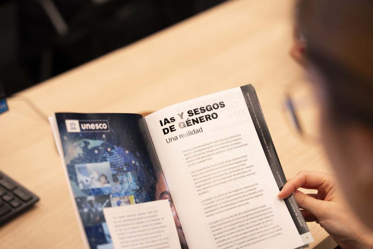 Foto 11 del evento Taller: imágenes con IA sin sesgos de género