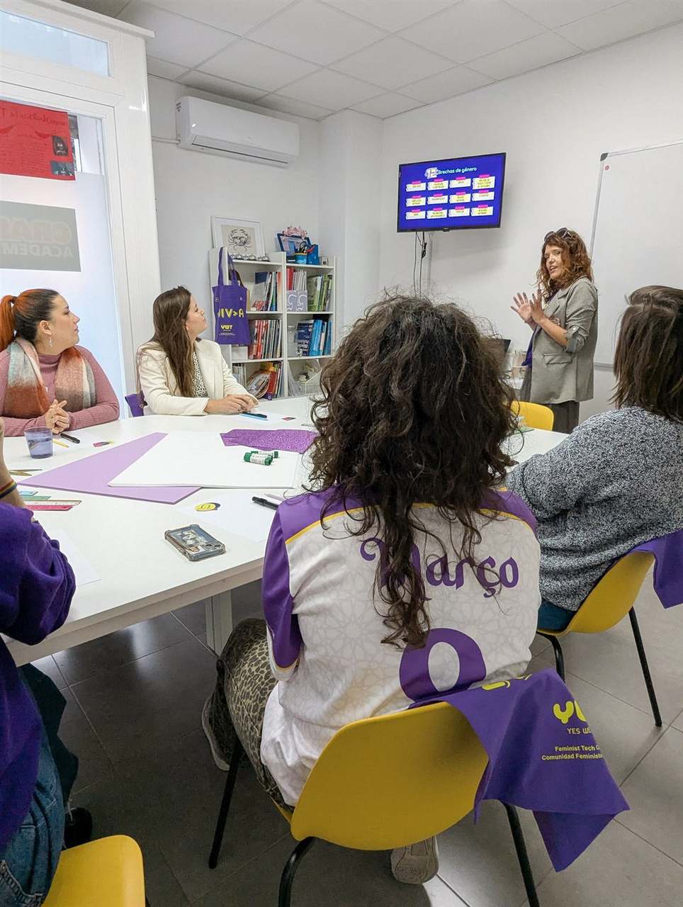 Foto 5 del evento Taller de pancartas para el 8M