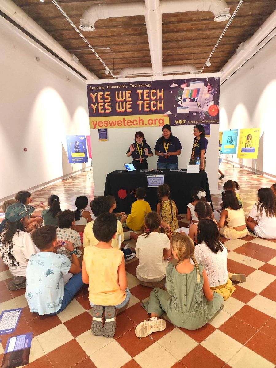 Niñas y niños en los talleres de Yes We Tech