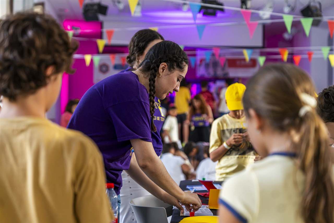 Voluntarias de Yes We Tech en el stand del Yellow Sound